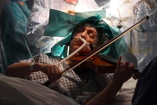 Woman Plays Violin During Brain Surgery